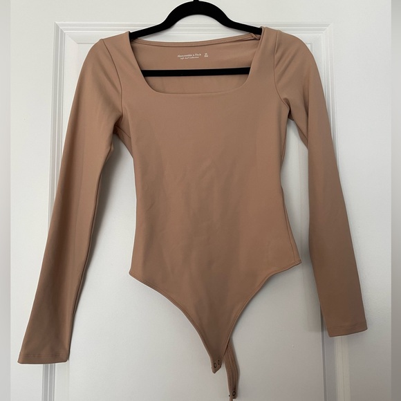 Abercrombie & Fitch Soft Matte Seamless Long-Sleeve Squareneck Bodysuit - Picture 1 of 3